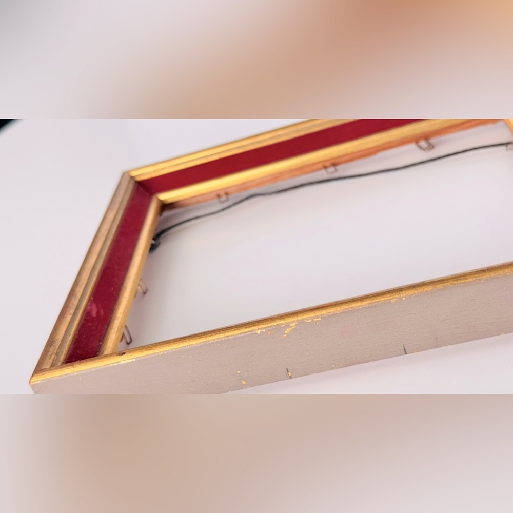 VINTAGE 5x7 Antique Wooden Red Velvet Gold Picture Frame w Wire Hanger - Picture 10 of 16